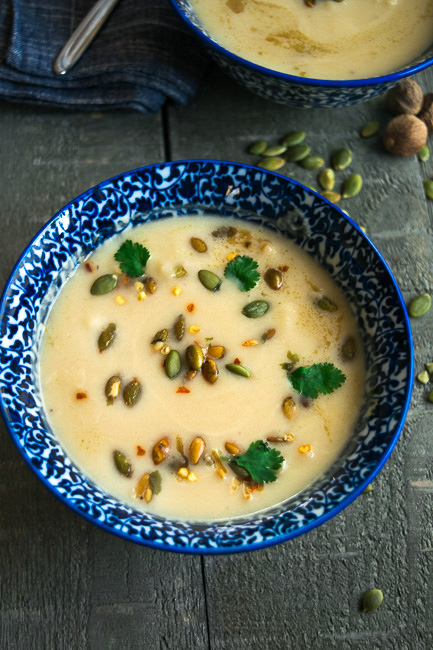 Healthy cauliflower soup with toasted pumpkin seeds--a perfectly creamy soup that is heatlhy and super easy to make! |www.cookeatlaugh.com