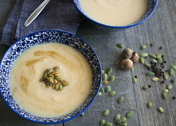 Healthy cauliflower soup with toasted pumpkin seeds--a perfectly creamy soup that is heatlhy and super easy to make! |www.cookeatlaugh.com