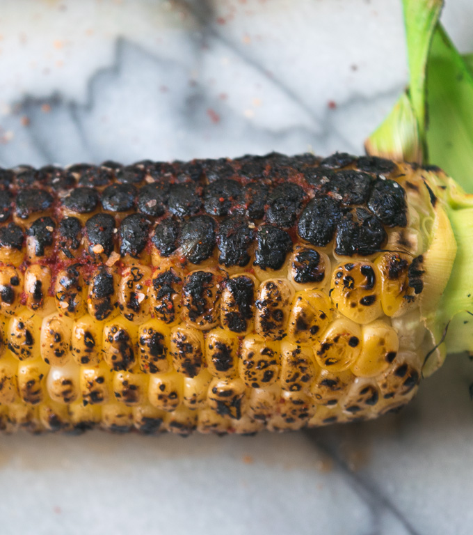 Grilled corn on the cob (Indian street style)--Simple, tangy, spicy, and salty grilled corn! |www.cookeatlaugh.com