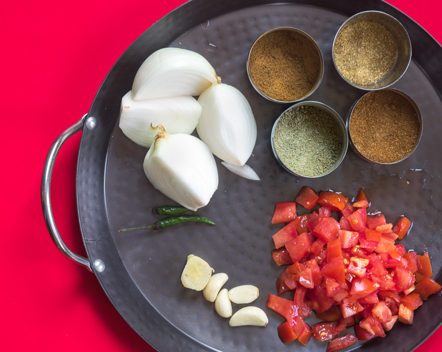 Mom's simple chicken curry-- this dish is filled with aromatic spices and will roughly take an hour to make and is not overly complicated! |www.cookeatlaugh.com