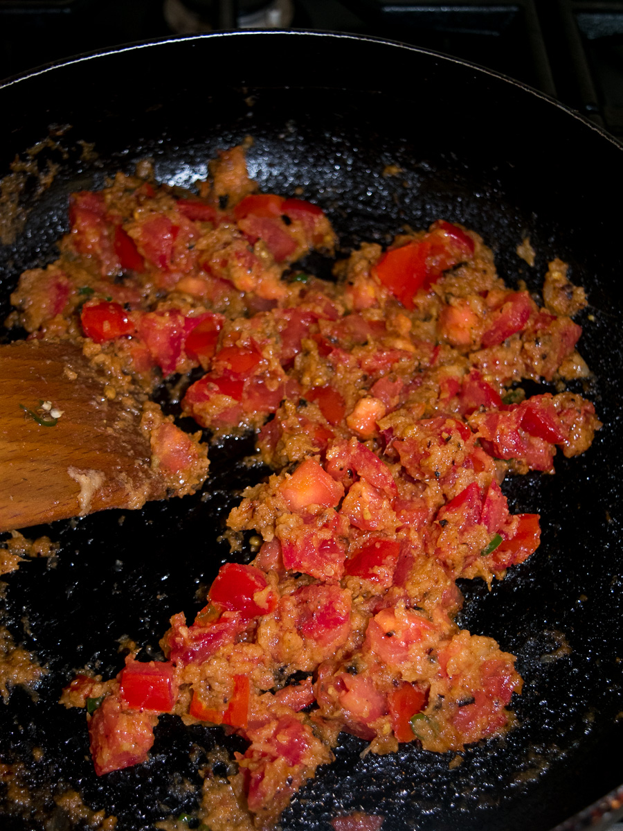 Mom's simple chicken curry-- this dish is filled with aromatic spices and will roughly take an hour to make and is not overly complicated! |www.cookeatlaugh.com