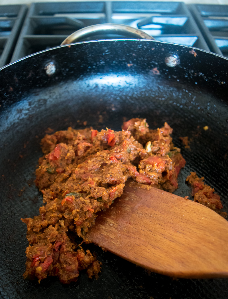 Mom's simple chicken curry-- this dish is filled with aromatic spices and will roughly take an hour to make and is not overly complicated! |www.cookeatlaugh.com