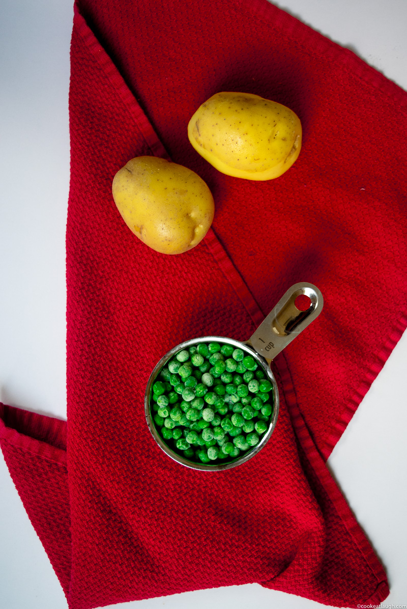 Aloo keema--a dish made of spiced and minced turkey, simmered with potatoes and peas! |www.cookeatlaugh.com