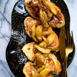 Caramelized apple French toast – Delicious French toast topped with buttery caramelized apples! |www.cookeatlaugh.com--1