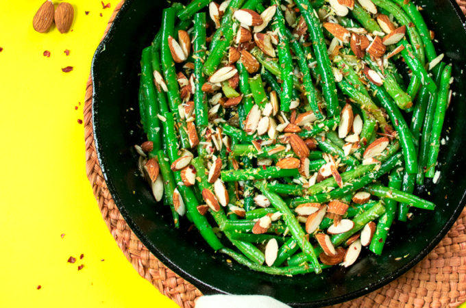 Sautéed green beans with toasted almonds