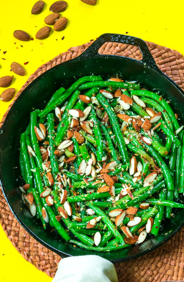 Sautéed green beans with toasted almonds